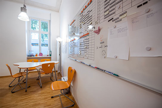 Hier im Büro im Lernwerk Charlottenburg finden die Erstgespräche statt.