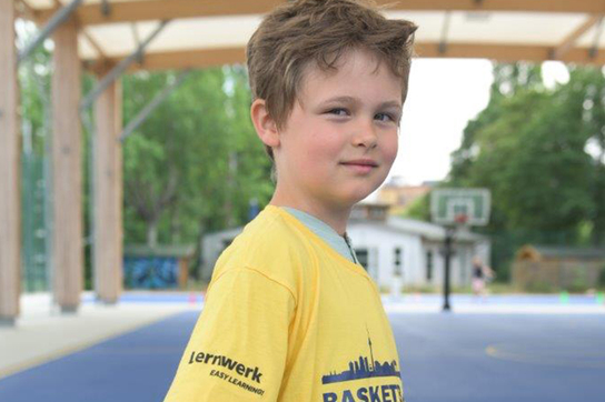 ALBA & Lernwerk Sommercamp: Kind im Lernwerk-Camp-T-Shirt